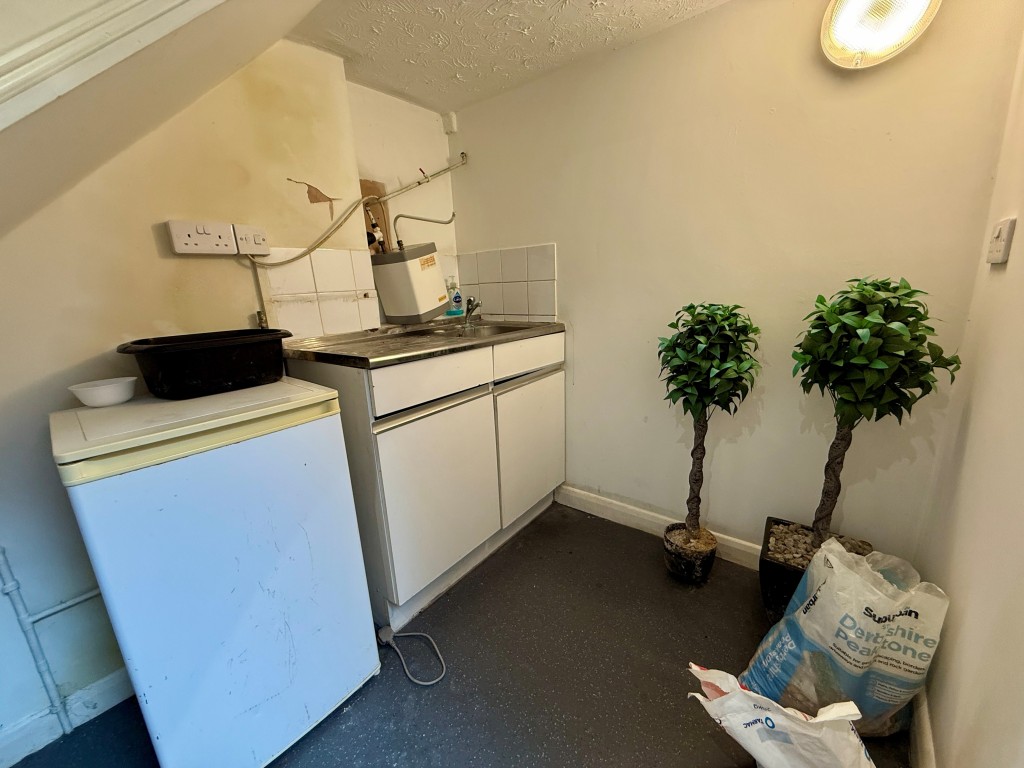 Lot: 74 - OFFICES WITH POTENTIAL FOR RESIDENTIAL CONVERSION - Ancillary room beneath stairs